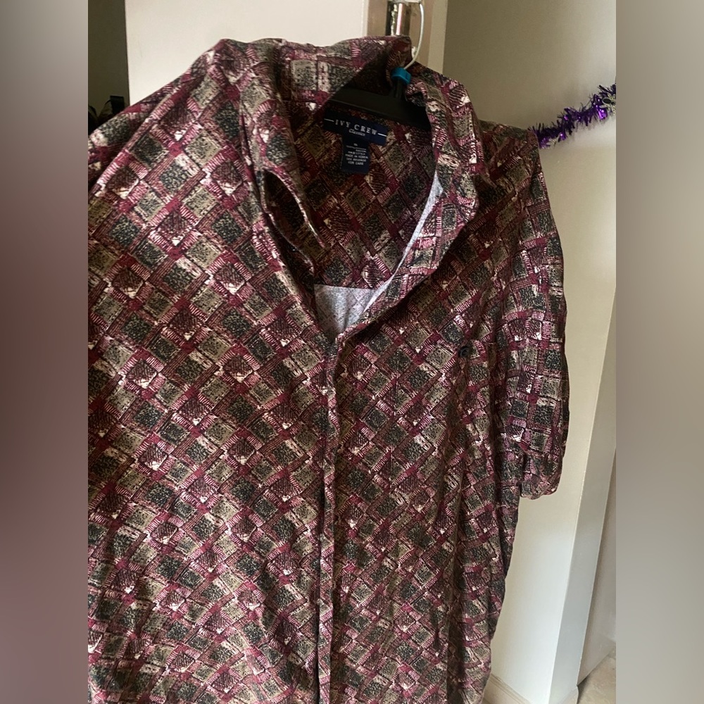 Men’s button up ivy crew patterned shirt. Fits size medium.